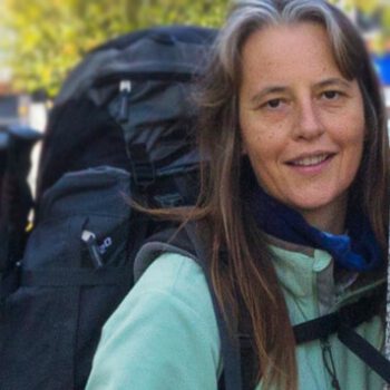 Beate Steger trägt schwarzen Rucksack.