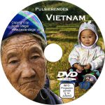 Alte Frau der schwarzen Hmong und Kind in Vietnam auf Reisfeldern.