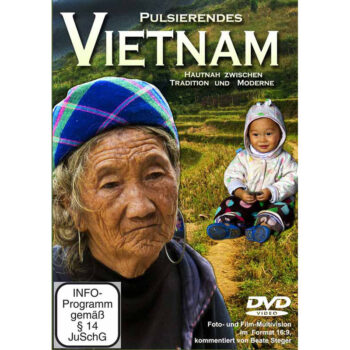 Alte Frau der schwarzen Hmong und Kind in Vietnam auf Reisfeldern.